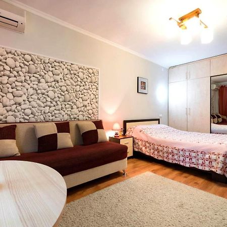 Nadezhda Apartments On Abay Avenue 59 Алма Ата Екстериор снимка